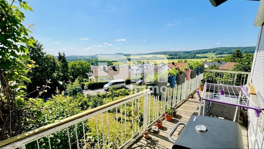 Umfangreich saniertes EFH inkl. PV-Anlage, Terrasse, Wintergarten und Garage - EG / OG Balkon Panoramablick